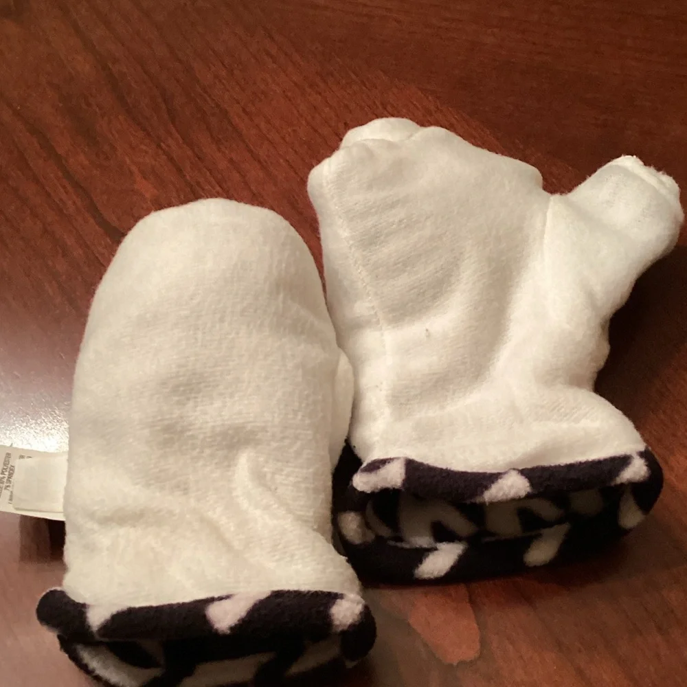 Black and White Zigzag Thinsulate Gloves
